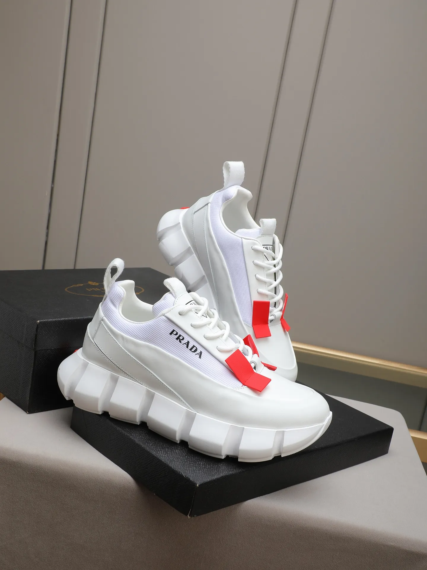 PP500 PRADA/Prada men's lace-up casual sports shoes, the upper is made of imported first-layer calfskin, soft, comfortable and breathable ➕ washed sheepskin lining! The tongue is decorated with the PRADA brand letter logo. The rubber thick sole echoes the red label tongue. The style is fashionable and elegant. The details are carefully crafted. A casual sports shoe with a super western style and excellent breathability!  Size: 38-44 (45 46 customized)
